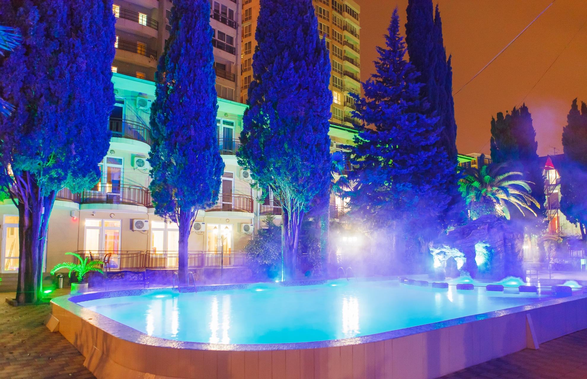 Бассейн с подогреваемой водой на территории отеля